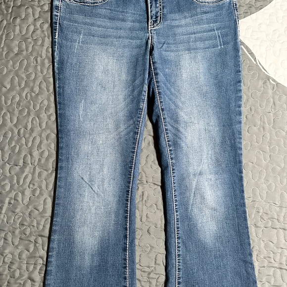 Woman’s jeans. Blue in color size 8 - Picture 2 of 3